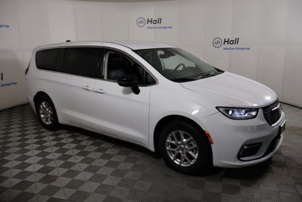 Used 2024 Chrysler Pacifica Touring L Minivan/Van