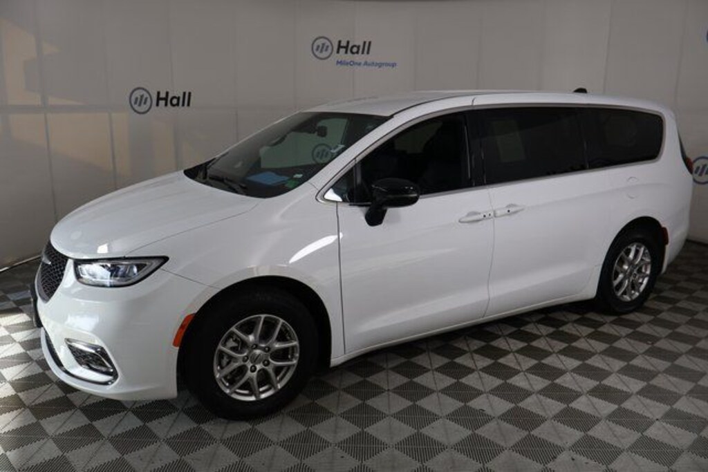 Used 2025 Chrysler Pacifica Select Minivan/Van