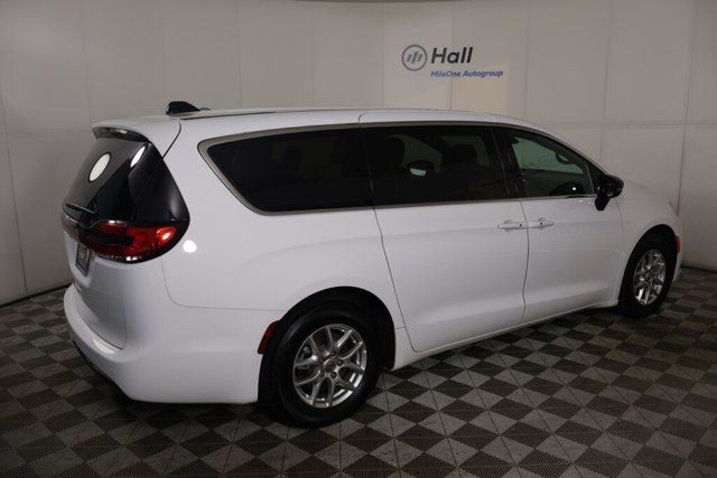Used 2025 Chrysler Pacifica Select Minivan/Van