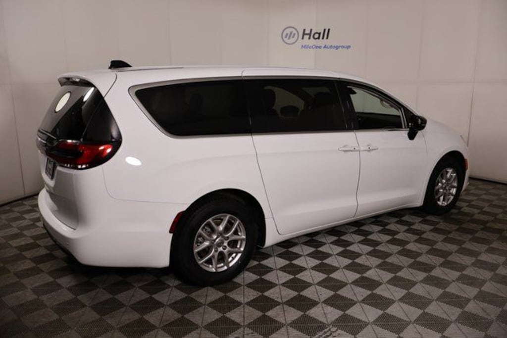 Used 2024 Chrysler Pacifica Touring L Minivan/Van
