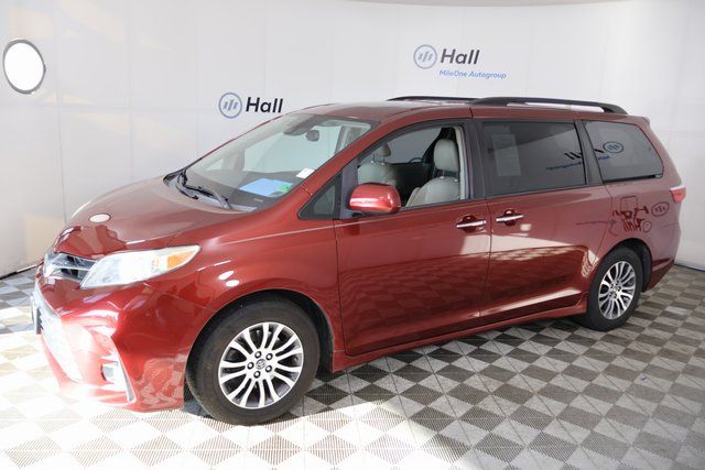 2019 Toyota Sienna XLE's photo