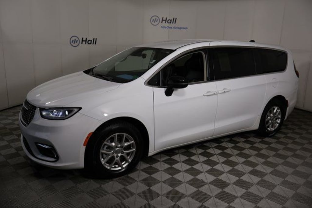 Used 2024 Chrysler Pacifica Touring L Minivan/Van