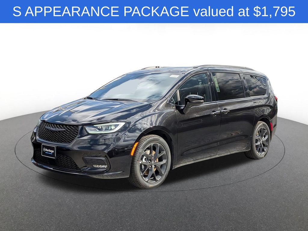 2026 Chrysler Pacifica Limited's photo