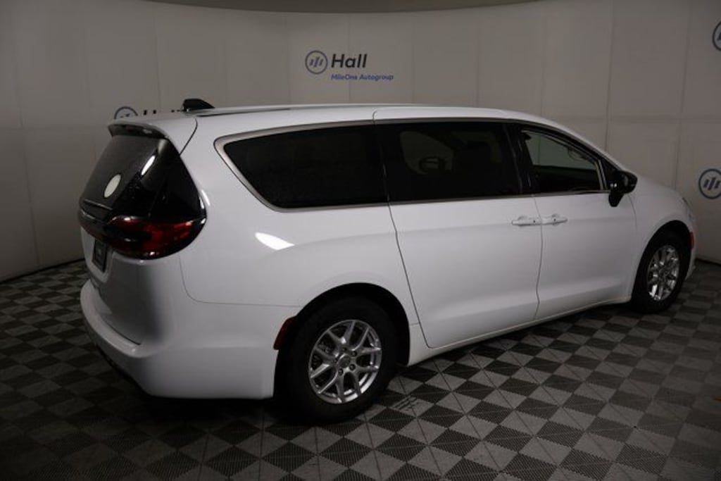Used 2024 Chrysler Pacifica Touring L Minivan/Van