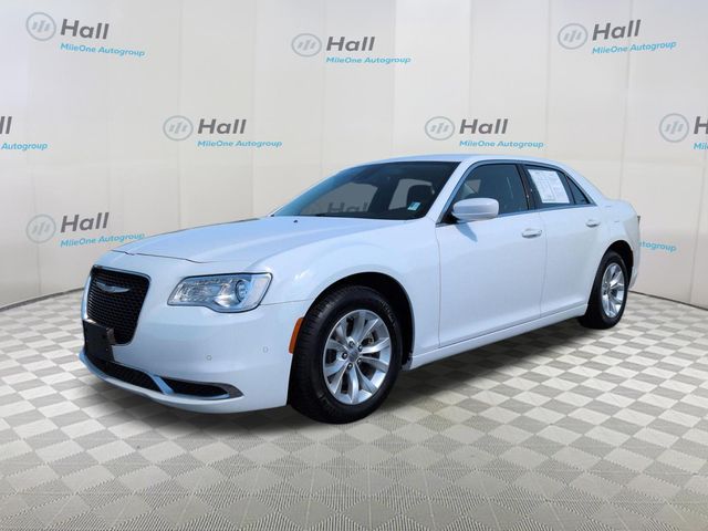 2023 Chrysler 300 Touring's photo