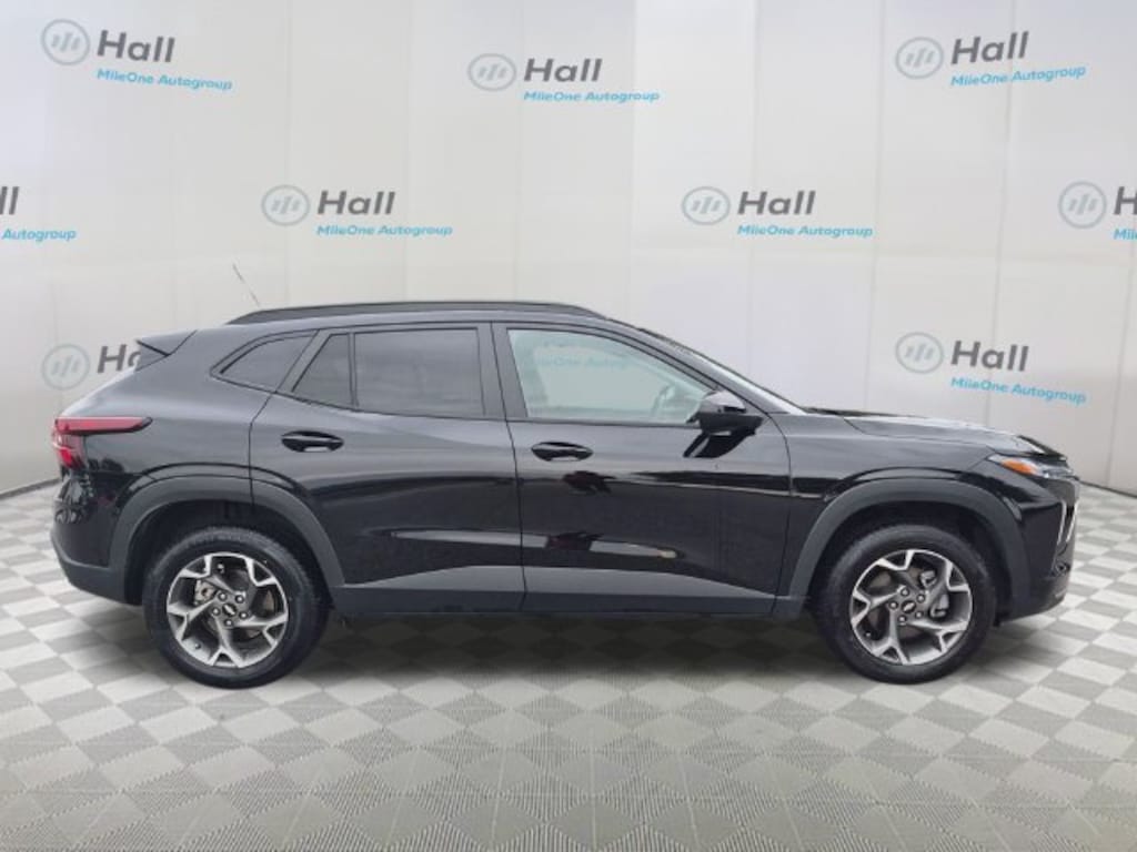 Used 2025 Chevrolet Trax LT SUV