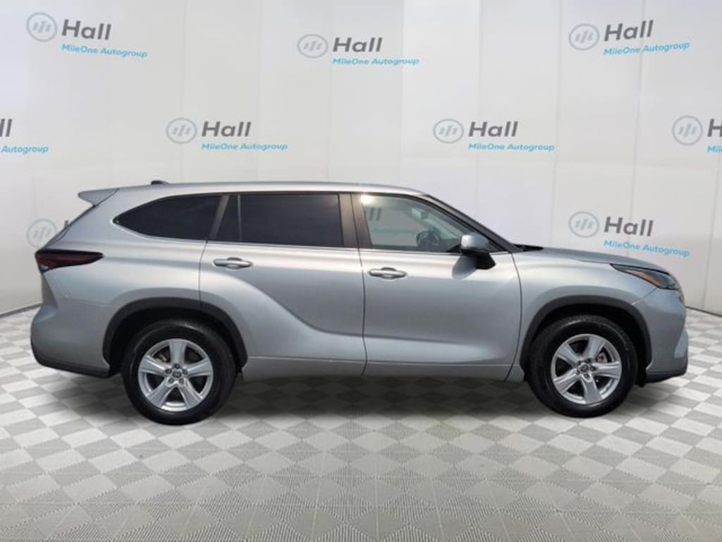Used 2024 Toyota Highlander LE SUV