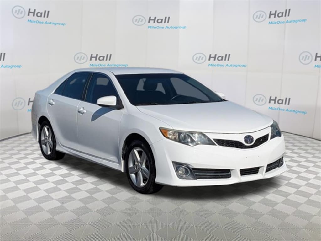 Used 2014 Toyota Camry SE Sedan