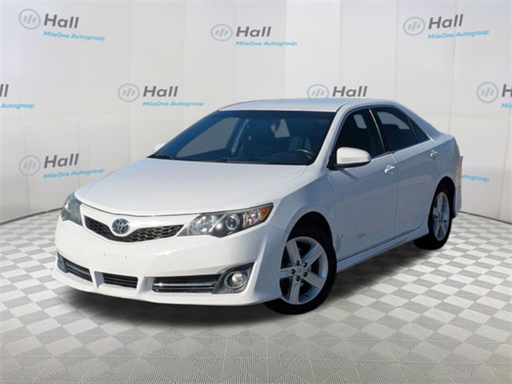 Used 2014 Toyota Camry SE Sedan