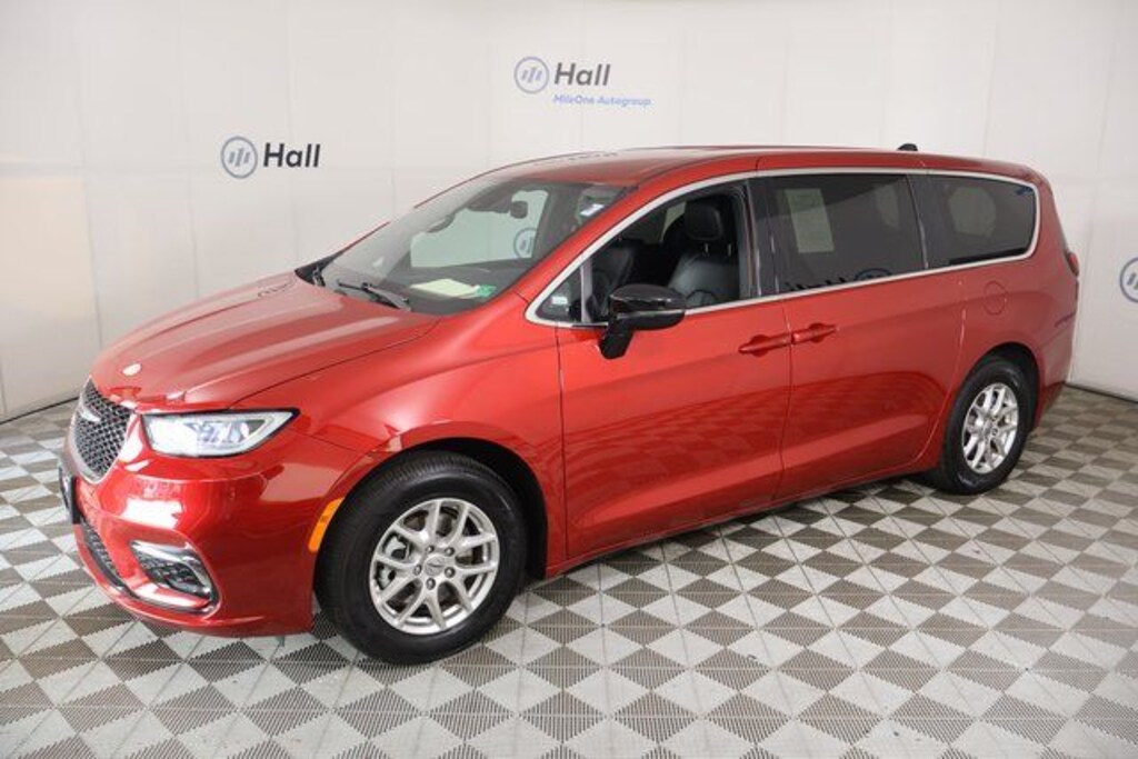 Used 2025 Chrysler Pacifica Select Minivan/Van