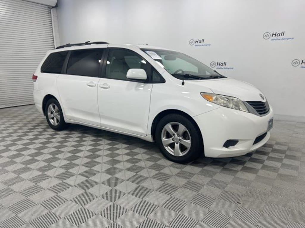 Used 2013 Toyota Sienna LE Minivan/Van