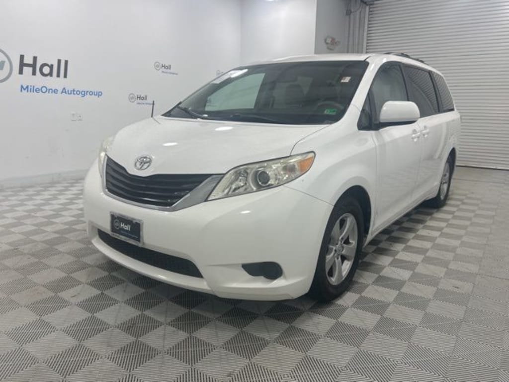 Used 2013 Toyota Sienna LE Minivan/Van