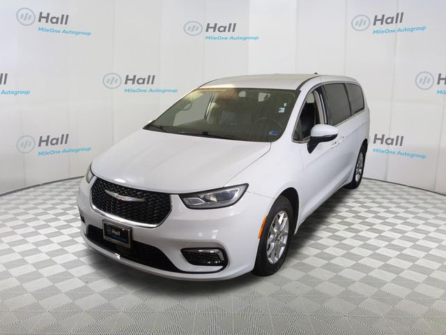 2023 Chrysler Pacifica Touring L's photo