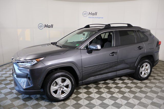 2021 Toyota RAV4 XLE's photo
