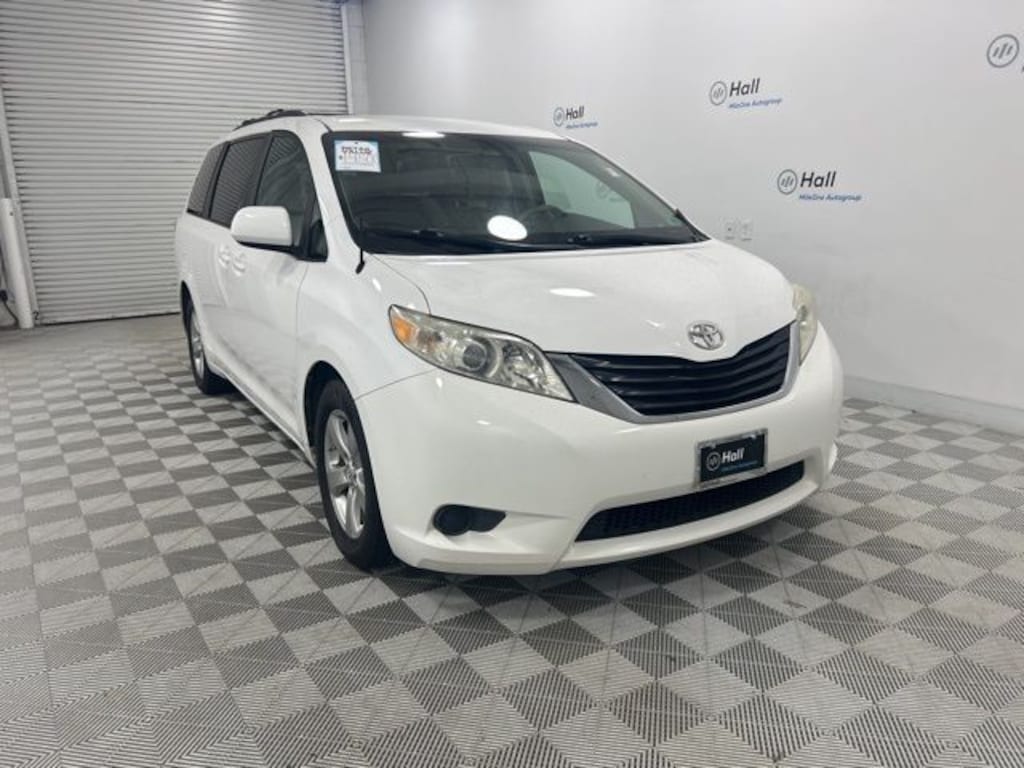 Used 2013 Toyota Sienna LE Minivan/Van