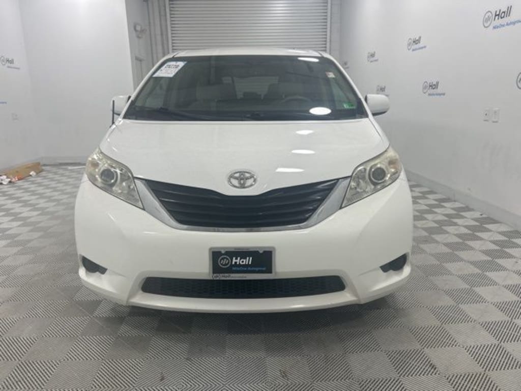 Used 2013 Toyota Sienna LE Minivan/Van