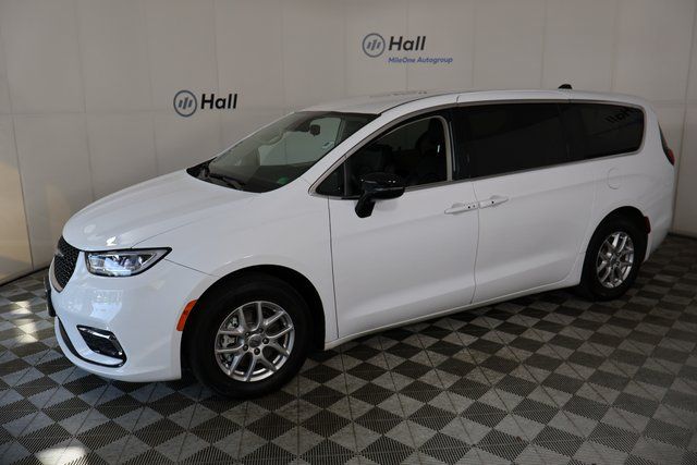 2024 Chrysler Pacifica Touring L's photo