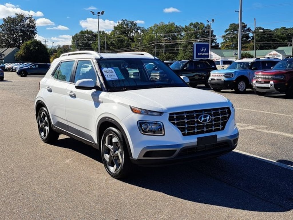 Used 2024 Hyundai Venue SEL SUV