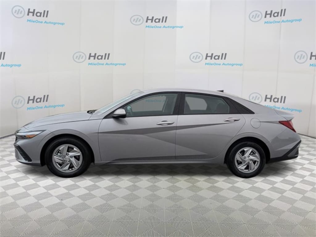 Used 2025 Hyundai Elantra SE Sedan
