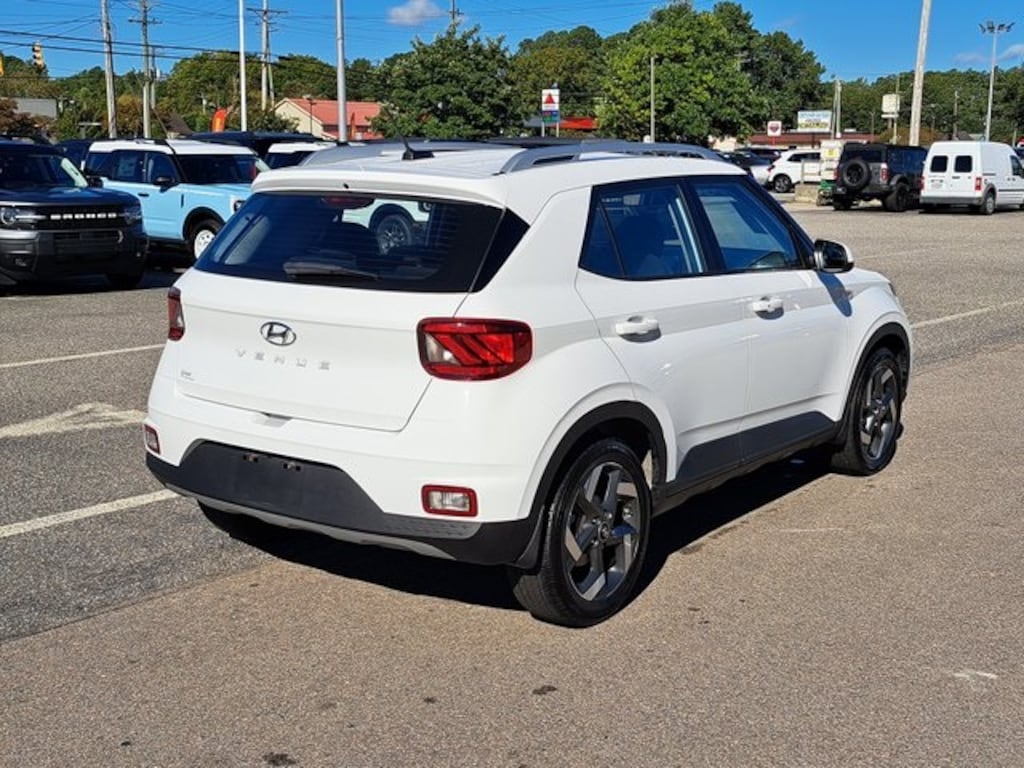 Used 2024 Hyundai Venue SEL SUV