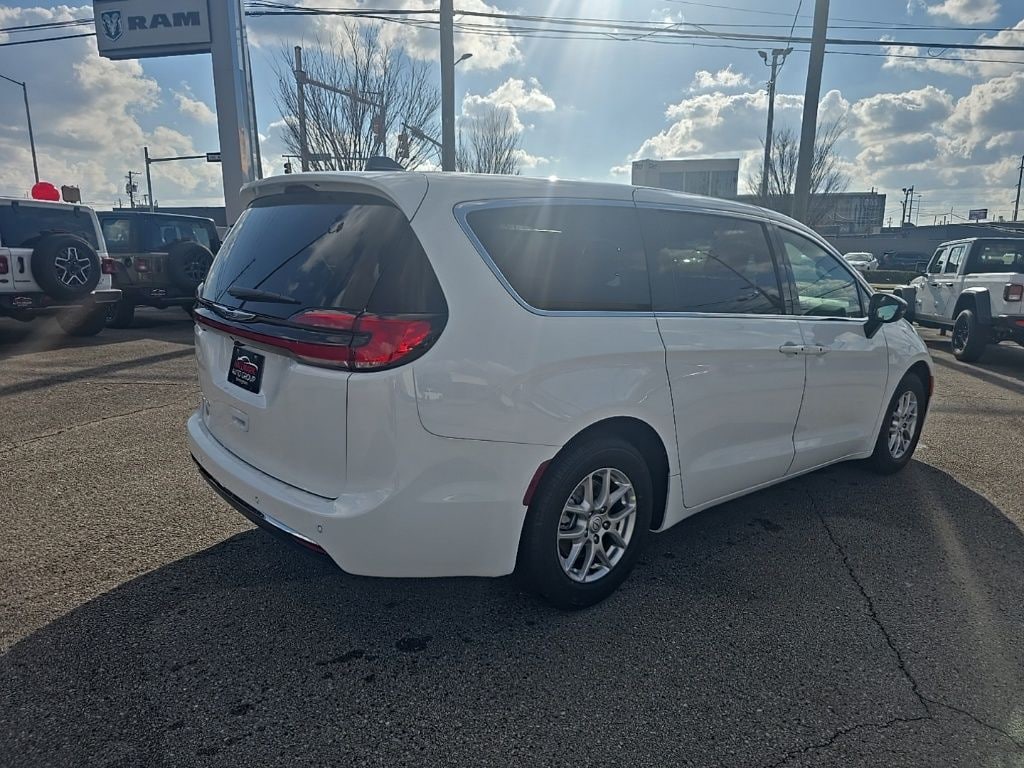 New 2026 Chrysler Pacifica SELECT Passenger Van