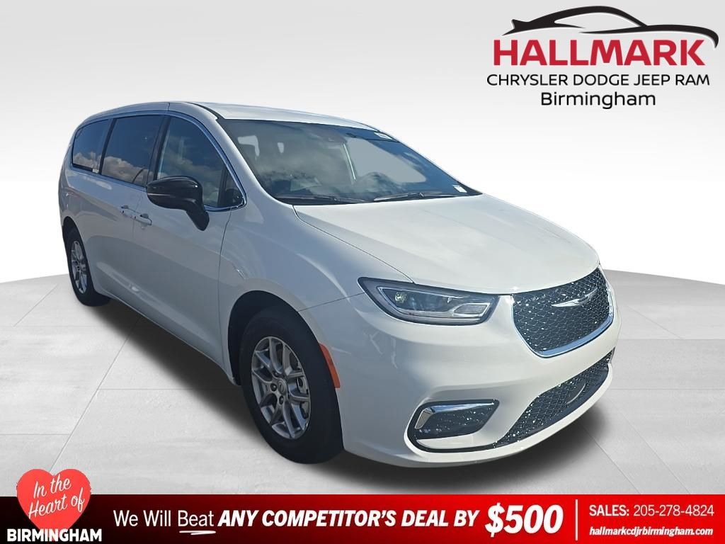 2026 Chrysler Pacifica Select's photo