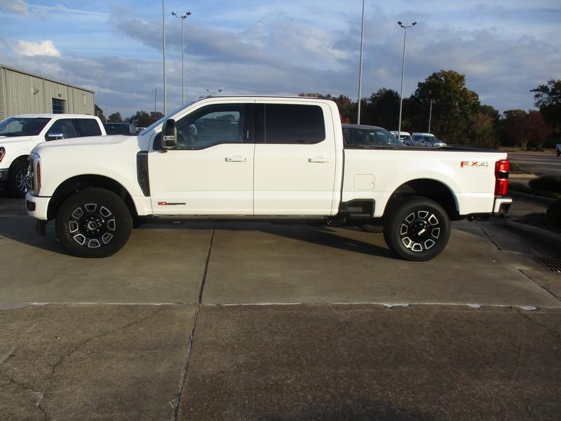 2026 Ford F-250 Super Duty Platinum's photo