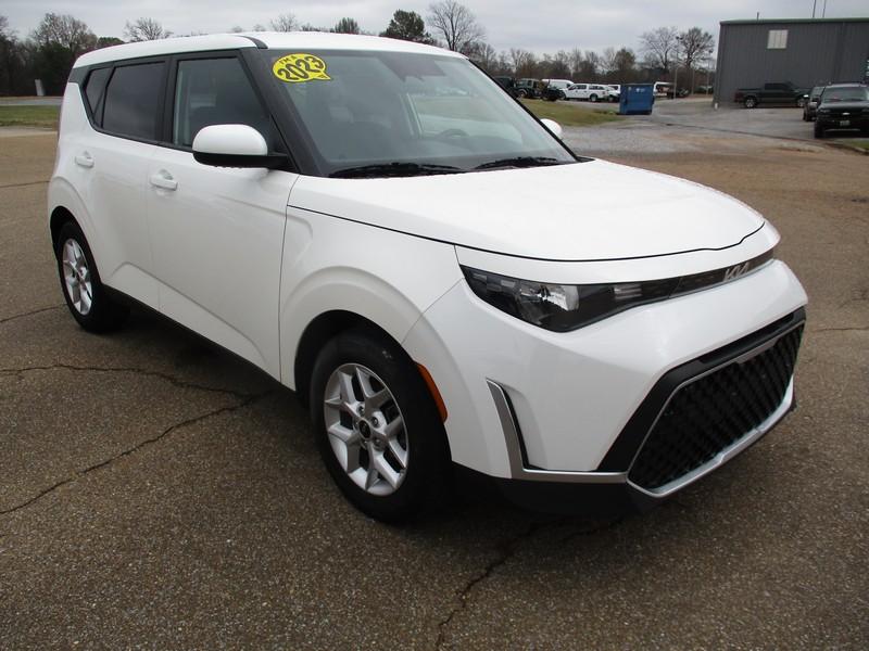 2023 Kia Soul LX's photo