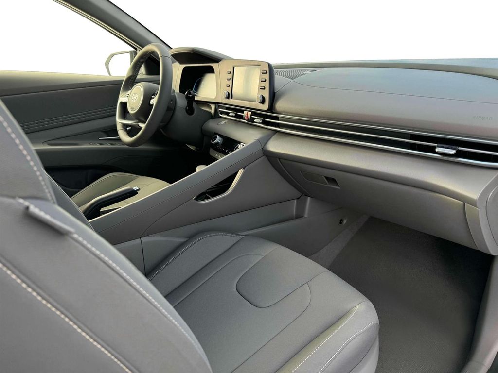 2025 Hyundai Elantra SEL - Photo 15