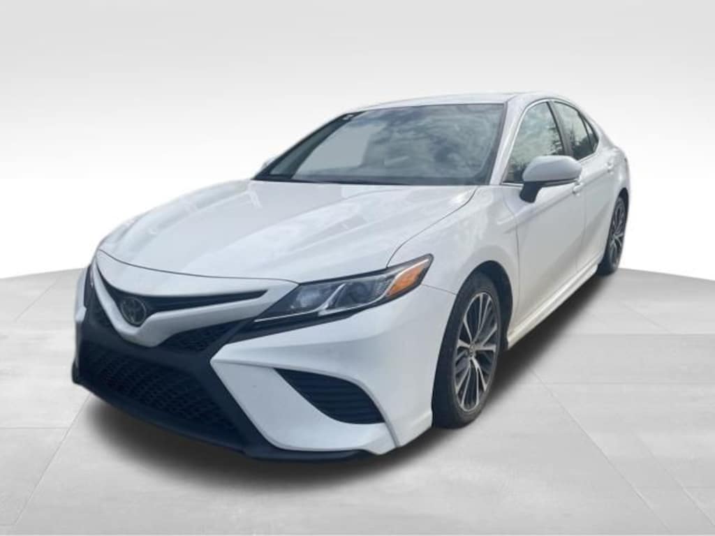 Used 2018 Toyota Camry SE Sedan