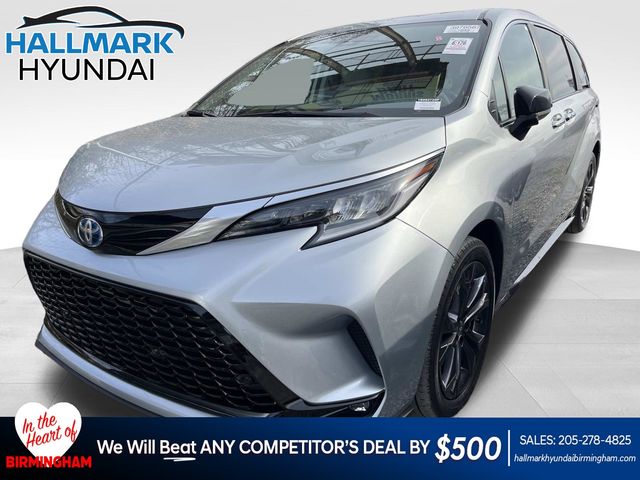 2022 Toyota Sienna XSE's photo