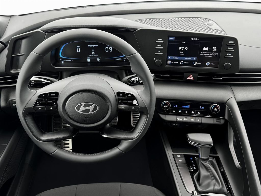 2025 Hyundai Elantra SEL - Photo 17