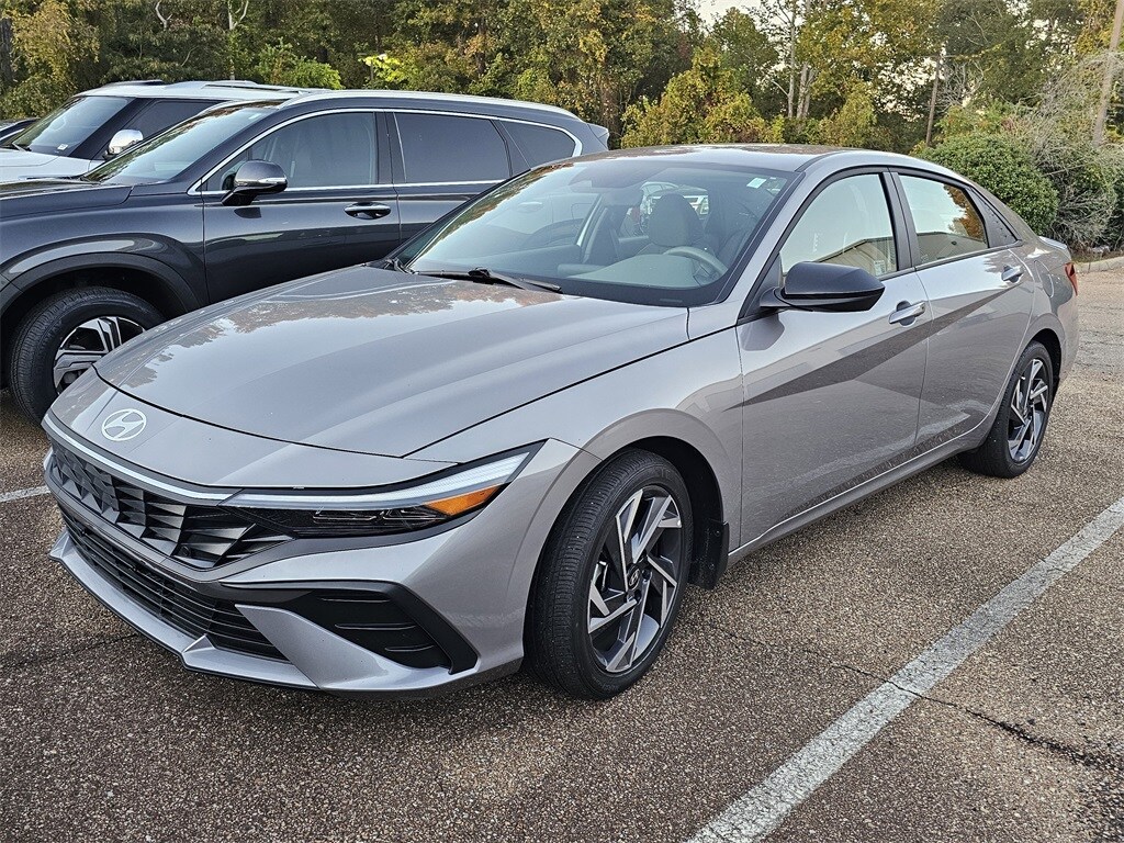 2025 Hyundai Elantra SEL Sport photo 2