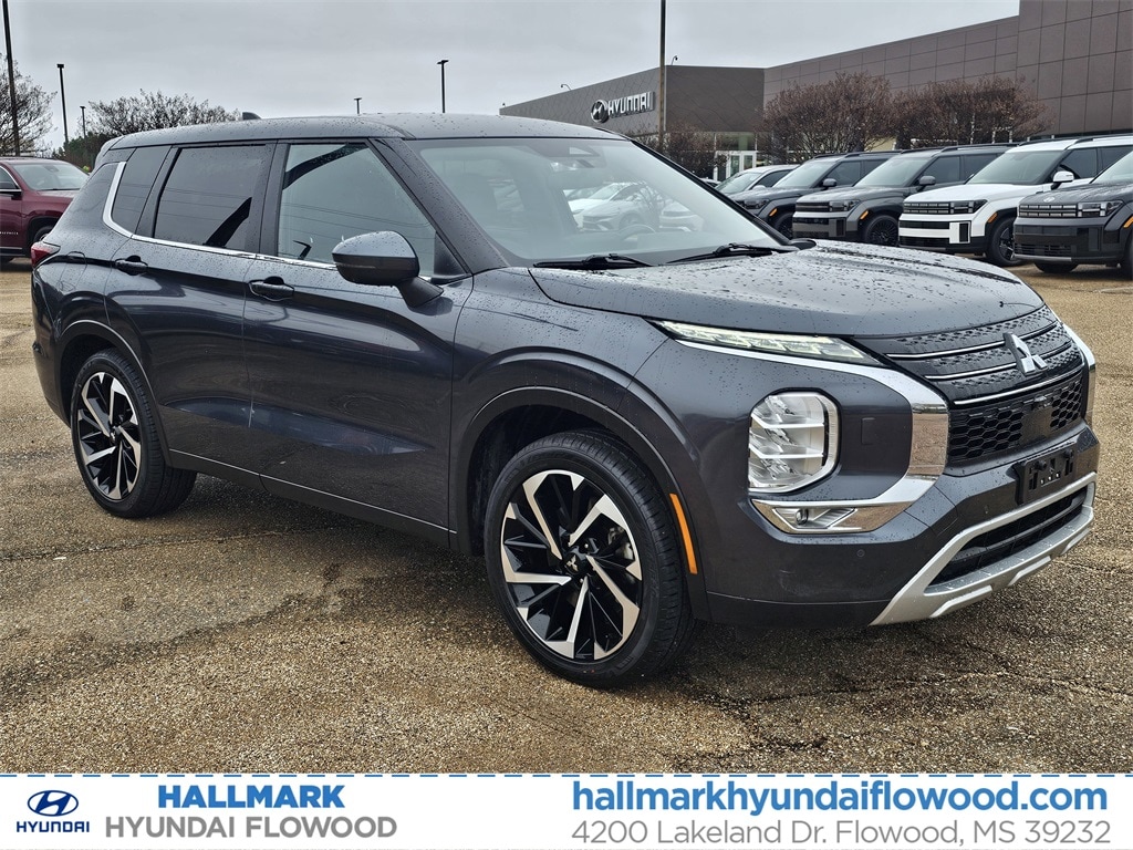 2024 Mitsubishi Outlander SE's photo