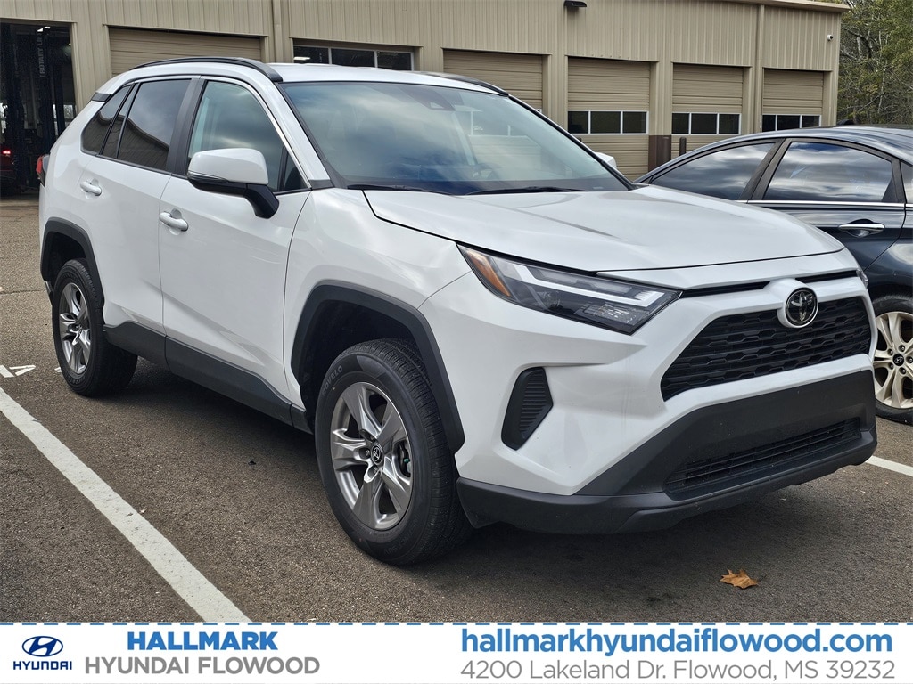 2023 Toyota RAV4 XLE's photo
