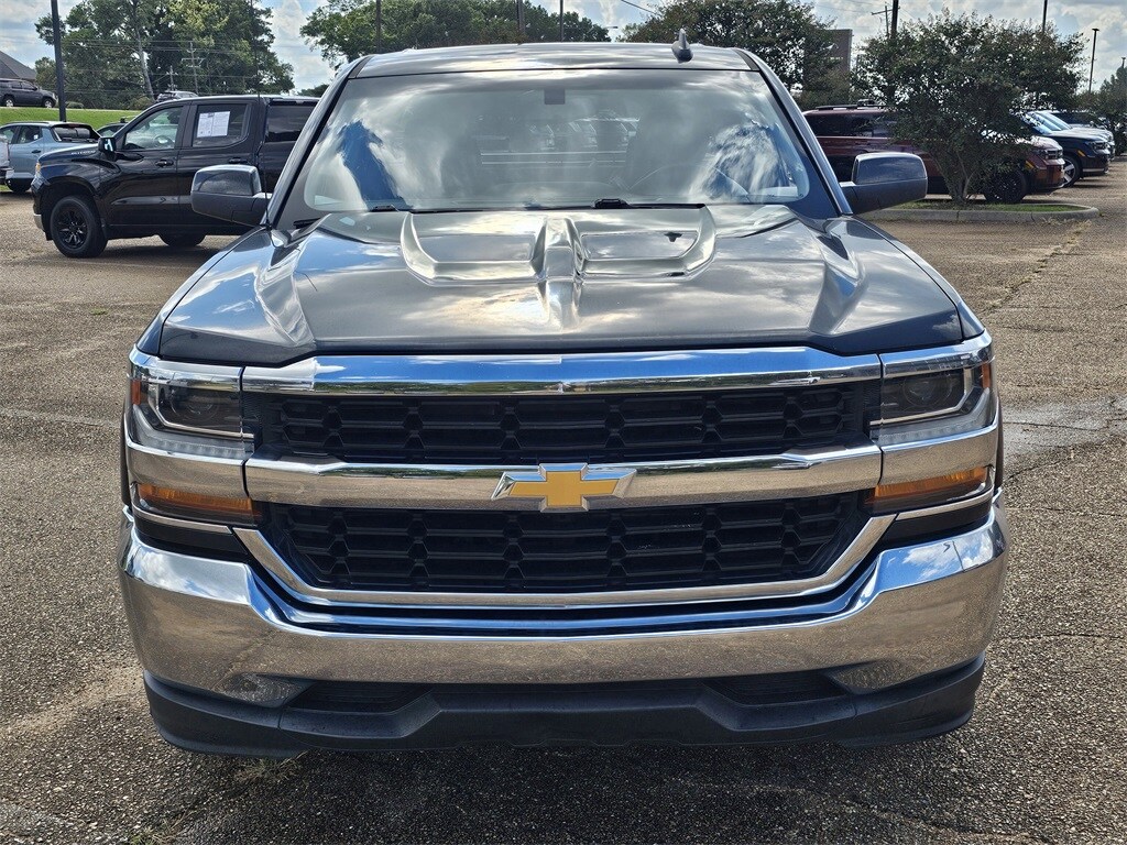2018 Chevrolet Silverado 1500 LT photo 2