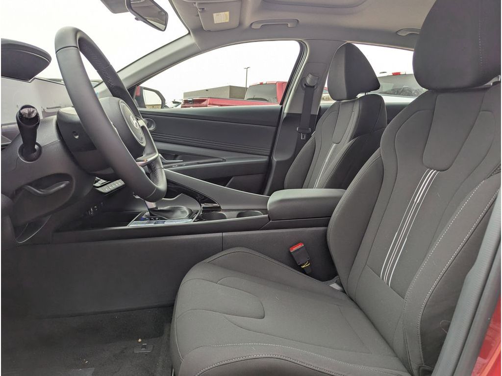 2025 Hyundai Elantra SEL - Photo 12