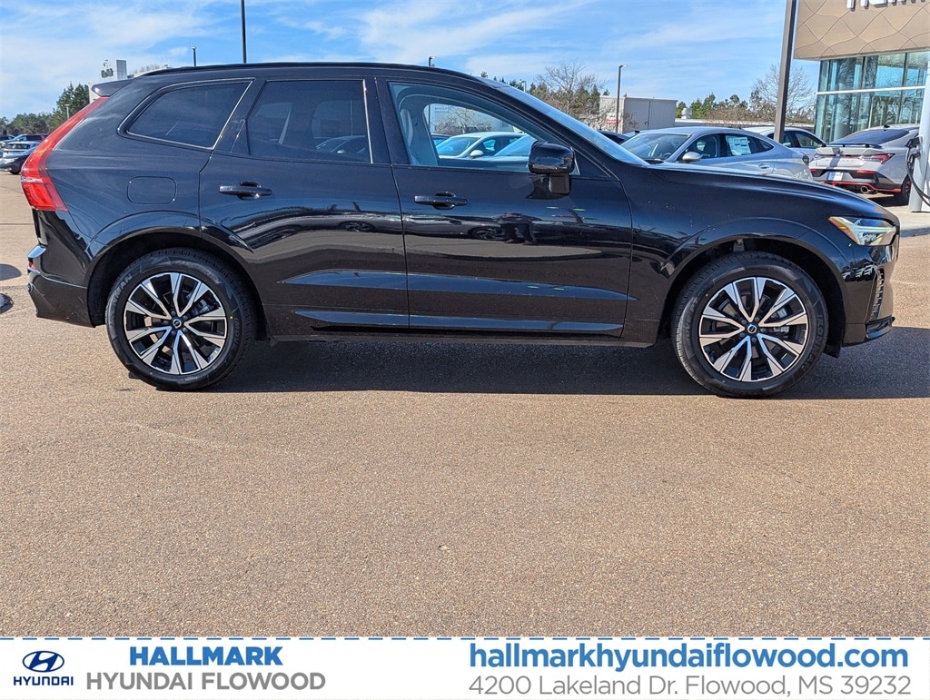 2024 Volvo XC60 Core's photo