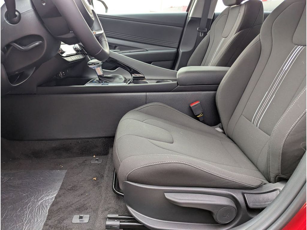 2025 Hyundai Elantra SEL - Photo 13