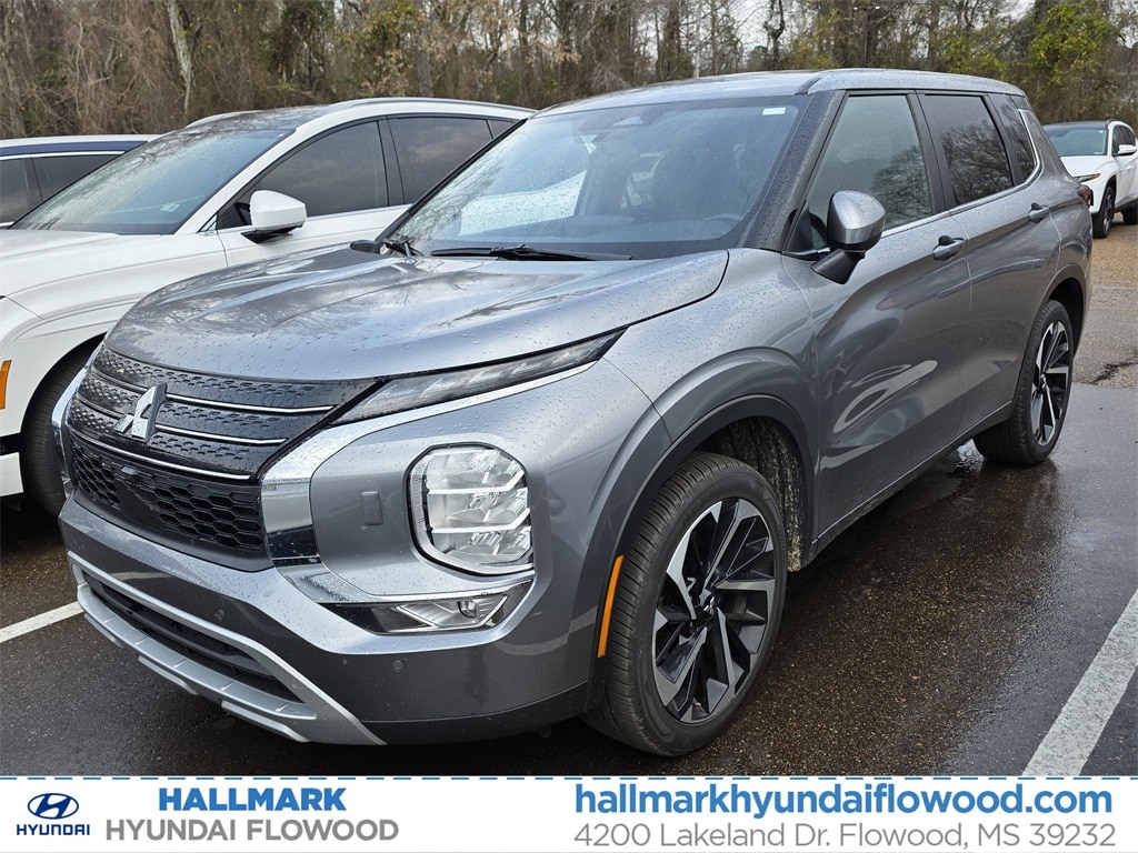 2024 Mitsubishi Outlander SE's photo