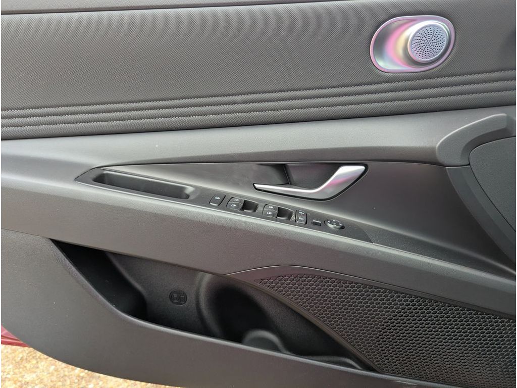 2025 Hyundai Elantra SEL - Photo 15
