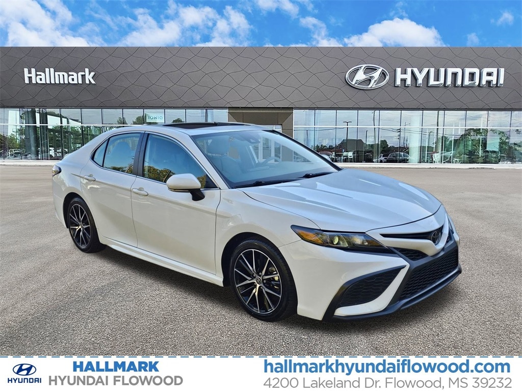 2024 Toyota Camry SE's photo