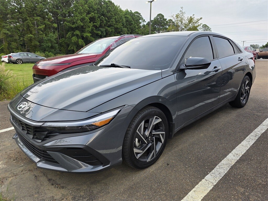 2025 Hyundai Elantra SEL Sport photo 2