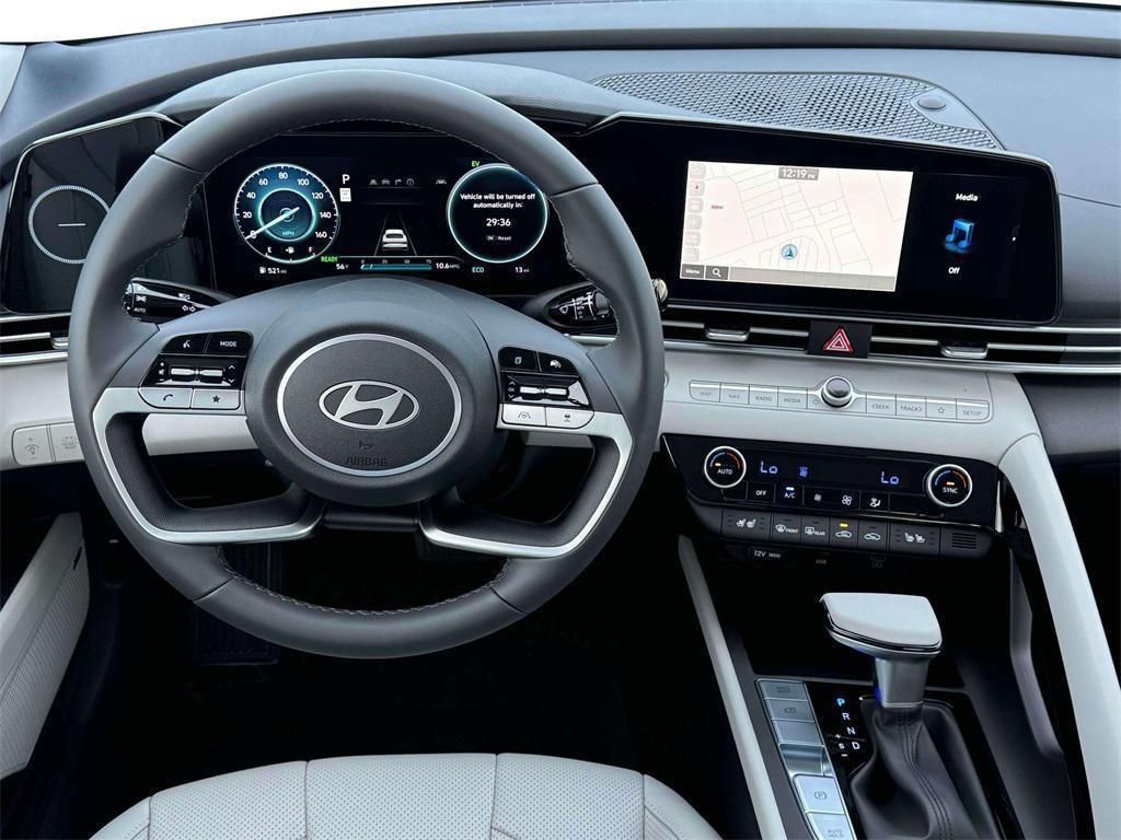 2025 Hyundai Elantra Limited - Photo 17
