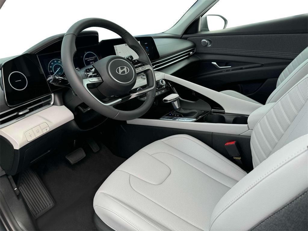 2025 Hyundai Elantra Limited - Photo 14