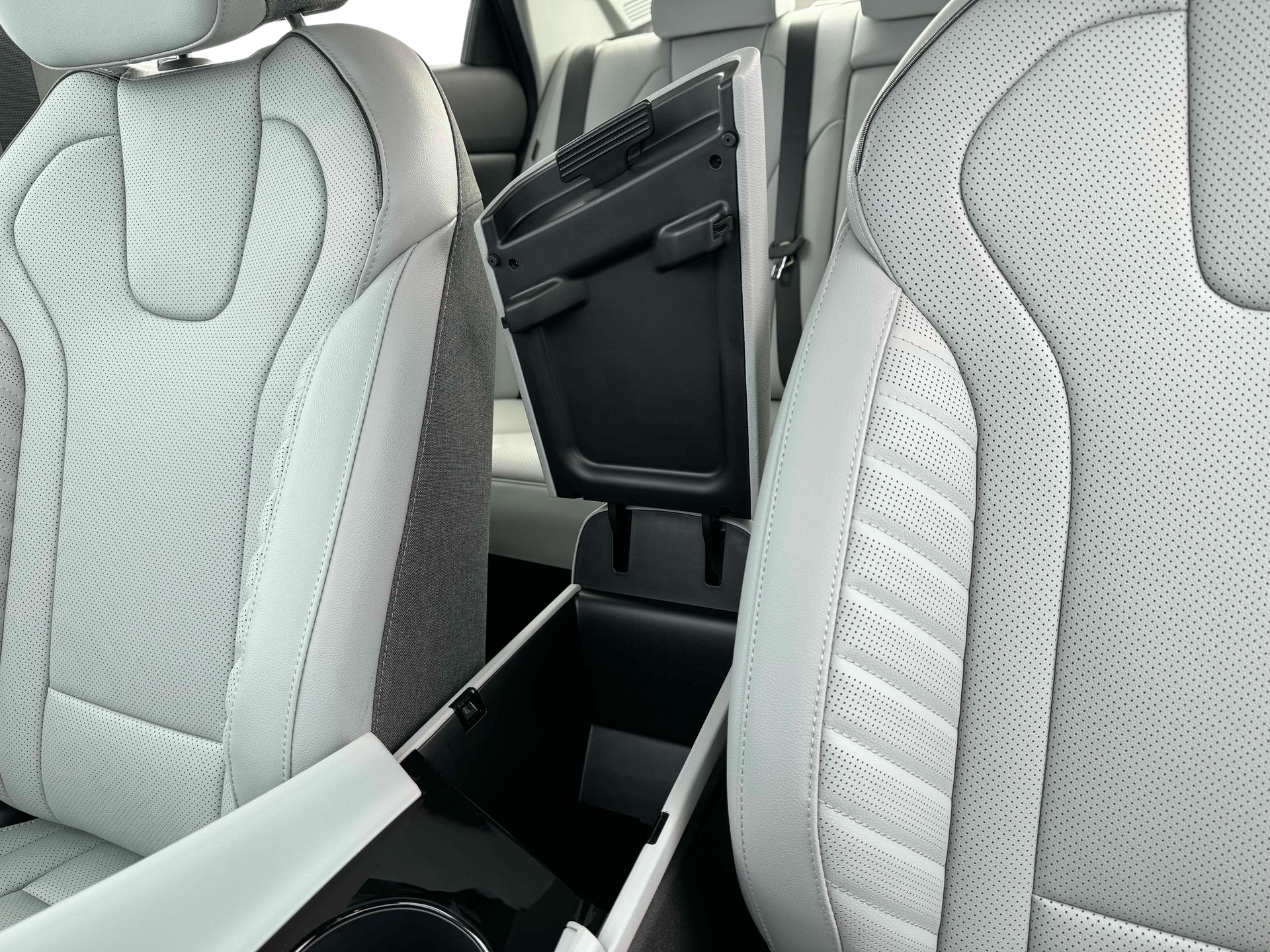 2025 Hyundai Elantra Limited - Photo 18