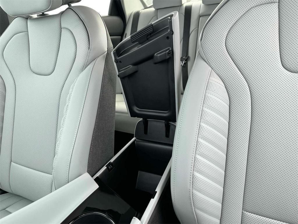 2025 Hyundai Elantra Limited - Photo 18
