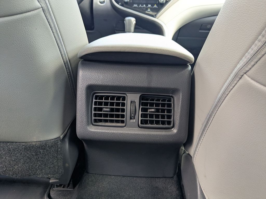 2019 Toyota Camry SE - Photo 17