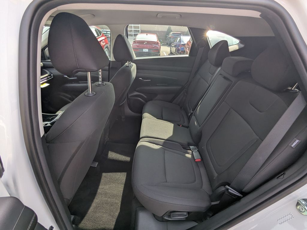 2025 Hyundai Tucson SE - Photo 18
