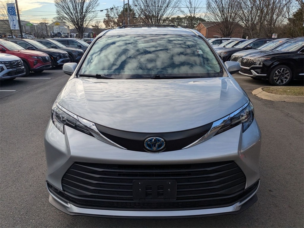 Used 2024 Toyota Sienna LE Minivan/Van